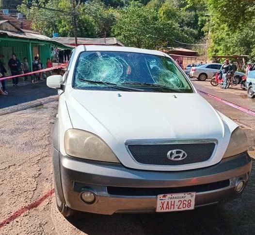 Puede ser una imagen de 5 personas, camioneta, automóvil, carretera y texto que dice "PARABUAY PARAGUAY XAH-268 XAH 268"