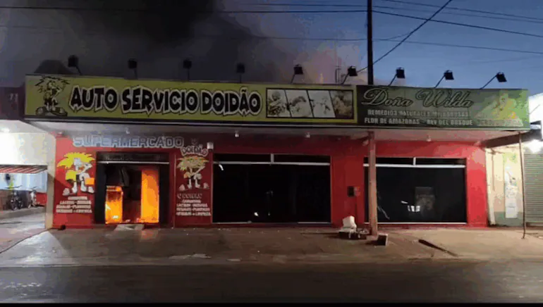Incendio afectó a dos locales comerciales